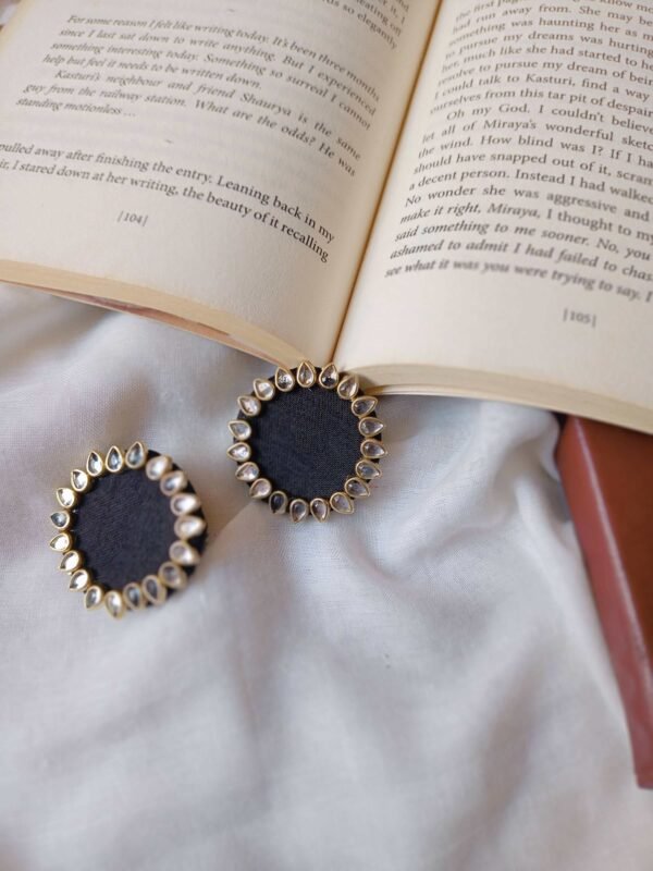 Zupppy Jewellery Rainvas Plain Black kundan studs earrings