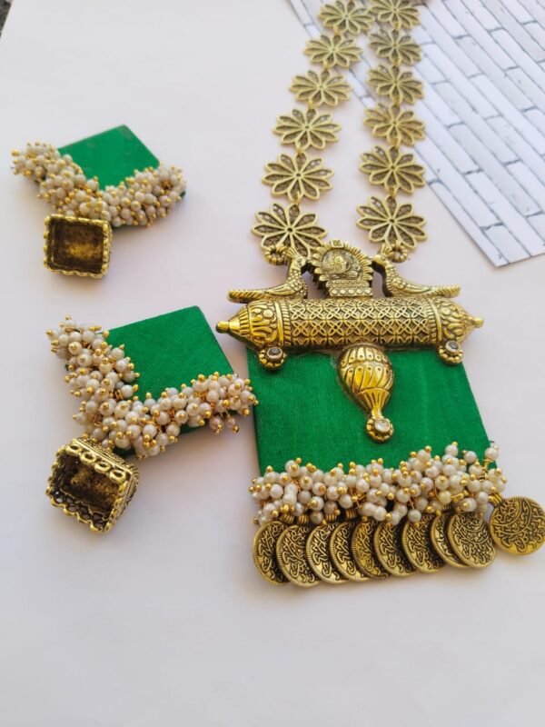 Zupppy Jewellery Rainvas Green and golden kundan beads necklace earrings set