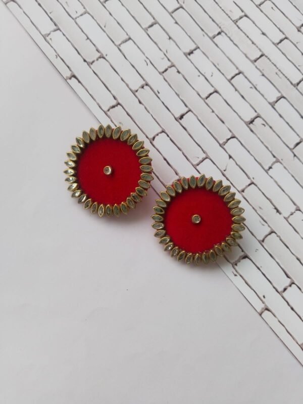 Zupppy Jewellery Red stud earrings with kundan border