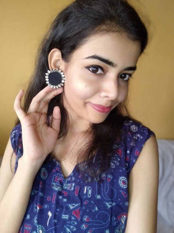 Zupppy Jewellery Rainvas Plain Black kundan studs earrings