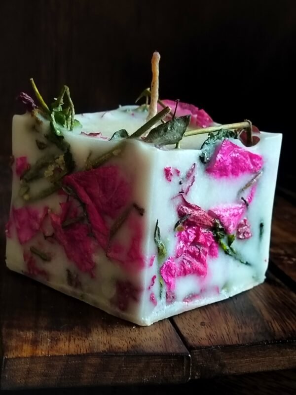 Zupppy Candle Blossoming Tranquility: Flower Candle – Artistry in Wax for Warmth and Comfort!