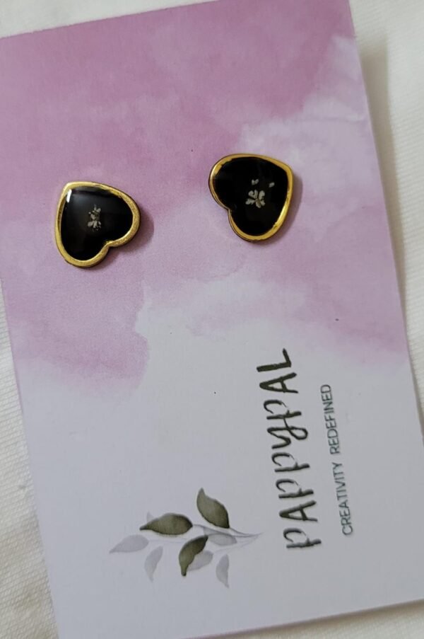 Zupppy Apparel Black & White Flower Resin Earrings