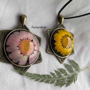 Zupppy Customized Gifts Vintage Botanical Star Necklace with Real Dried Flowers