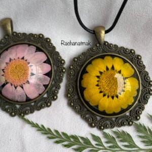 Zupppy Customized Gifts Botanical Circular Shape Necklace with Real Dried Flowers in Resin