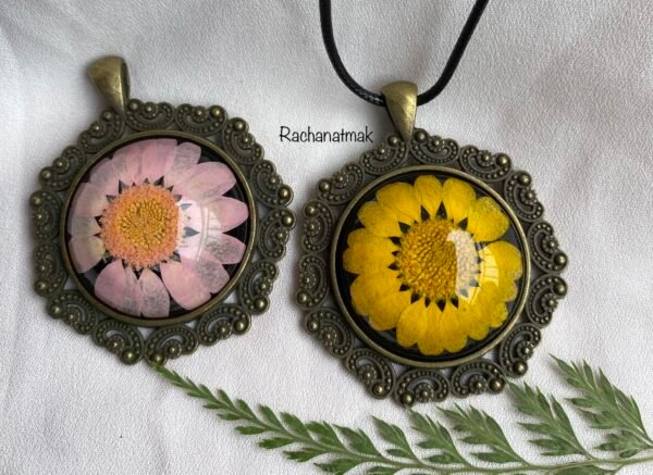 Zupppy Customized Gifts Botanical Circular Shape Necklace with Real Dried Flowers in Resin