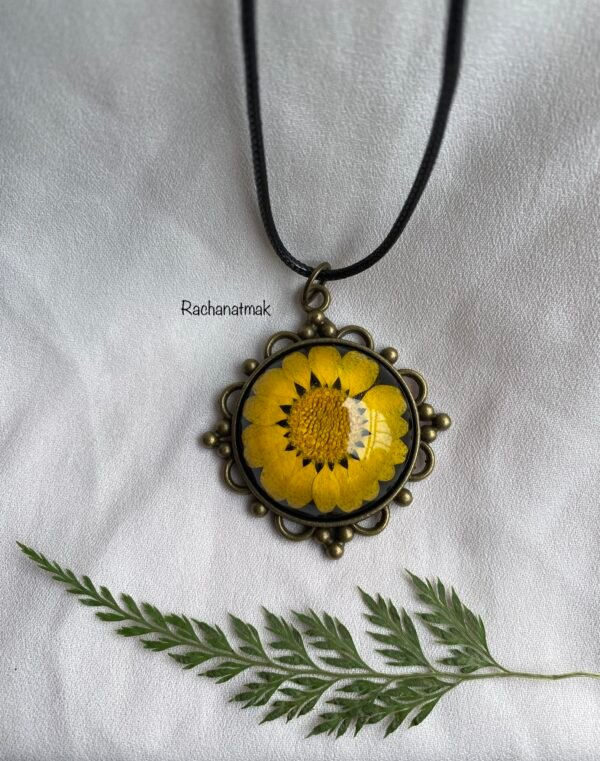 Zupppy Handmade Products Vintage Botanical Round Necklace