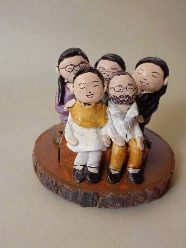 Zupppy Home Decor Rainvas Customized Family Tabletop Miniature: Perfect Gift for Family and Parents